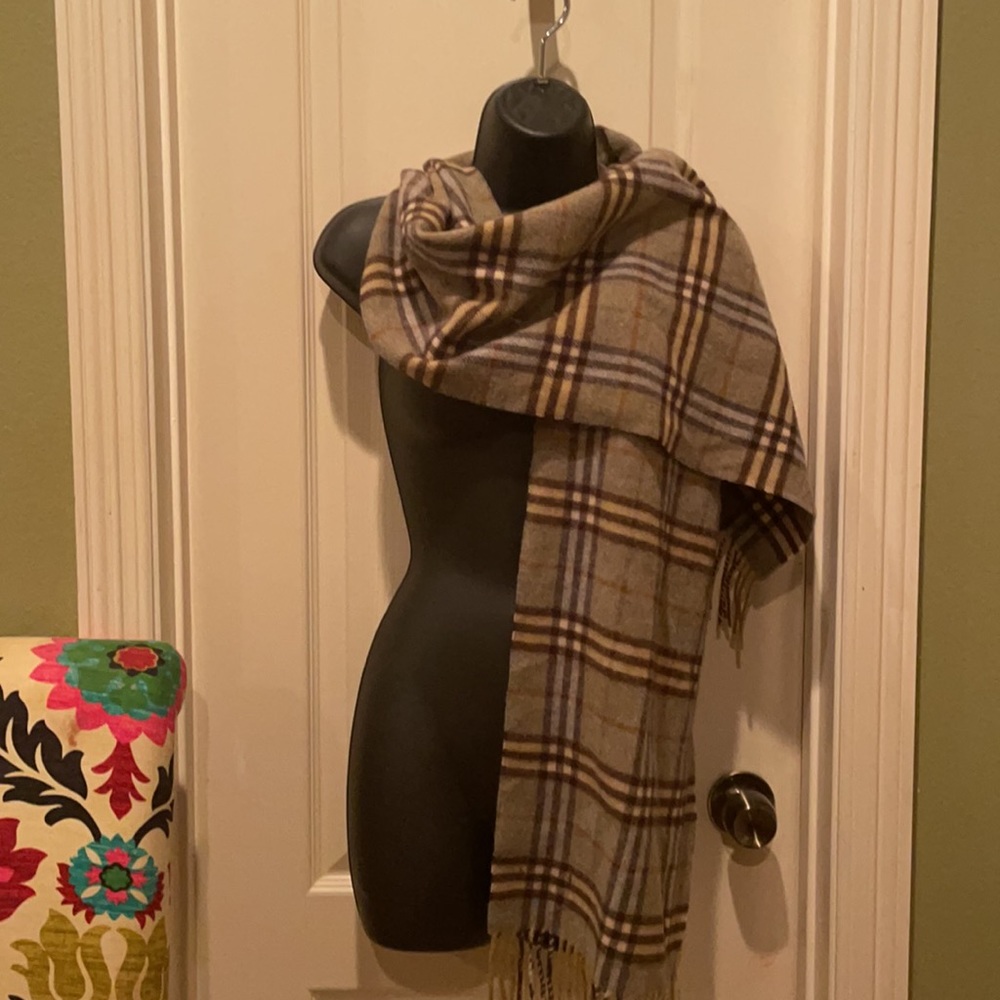 Burberry scarf 🧣 - Picture 3 of 5
